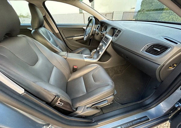 Volvo V60 Cross Country cena 71900 przebieg: 72300, rok produkcji 2018 z Garwolin małe 436